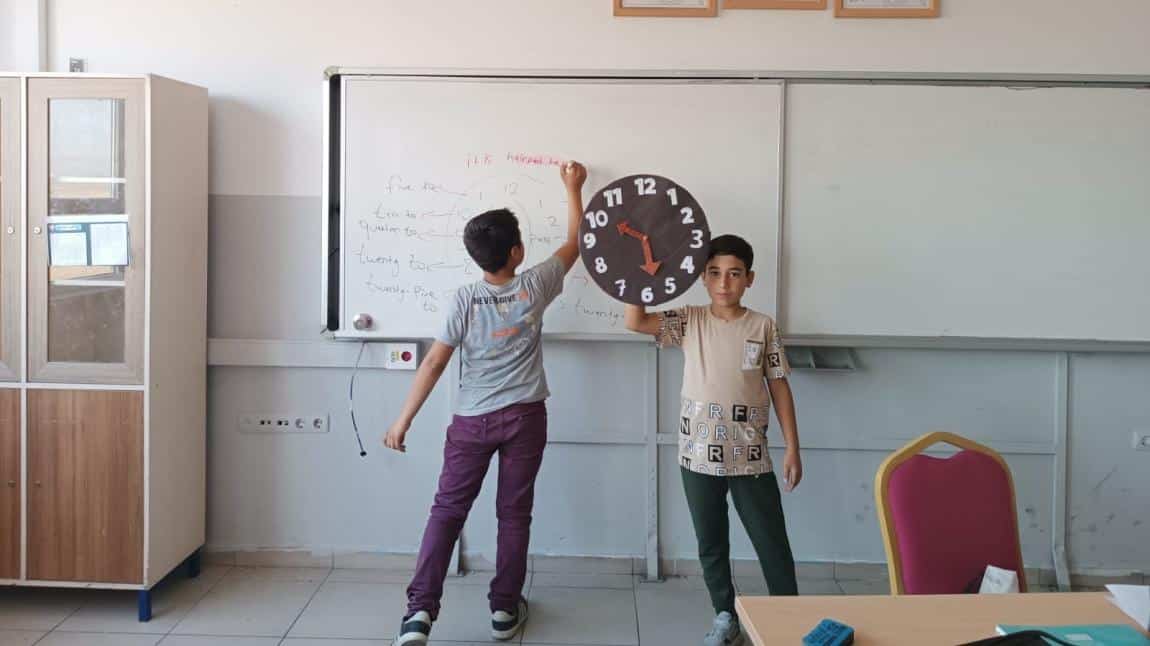 6.Sınıf Öğrencilerimizle İngilizce Dersinde Saatleri Öğreniyoruz
